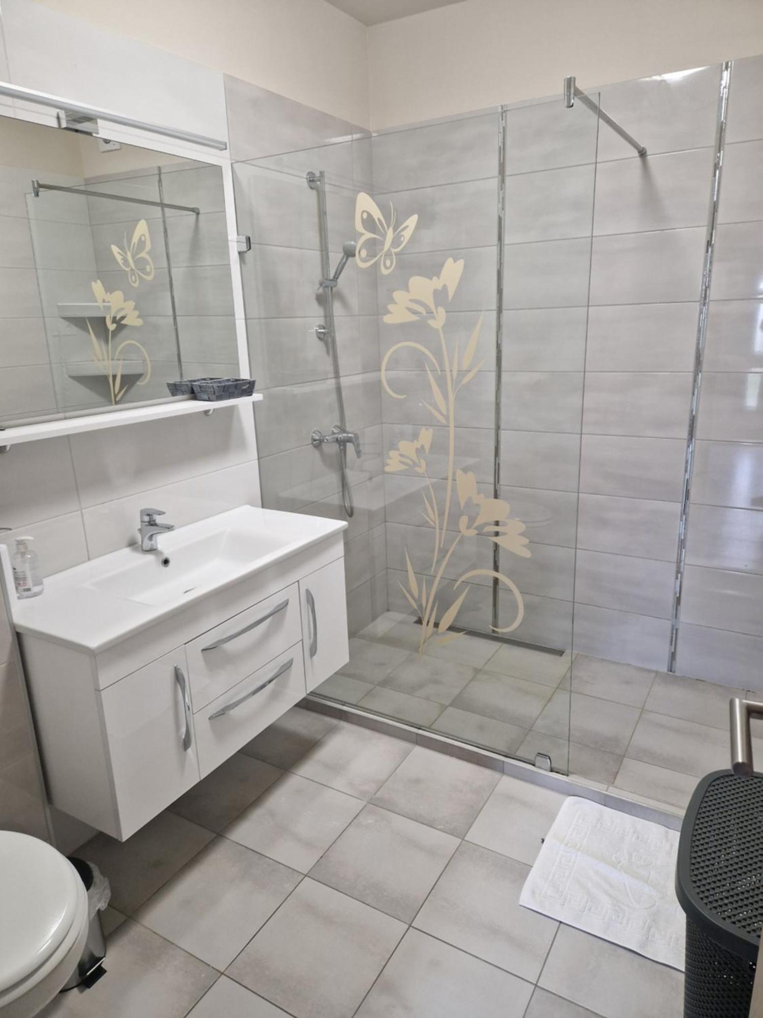 Hajnal Apartman Apartment Сегед Стая снимка